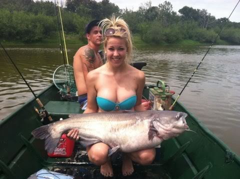 Блондинка в бикине на рыбалке