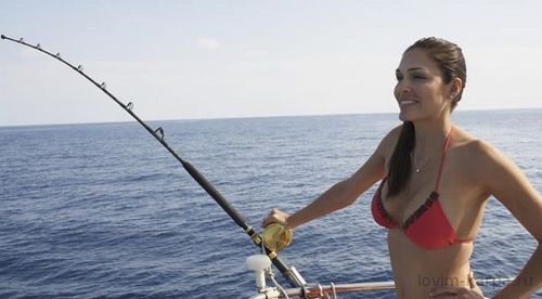 0003 девушка ловит рыбу