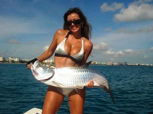 0011 девушка ловит рыбу