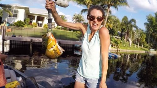 0015 девушка ловит рыбу
