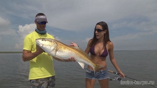 Fishing girl catches MONSTER REDFISH in Venice, Louisiana...